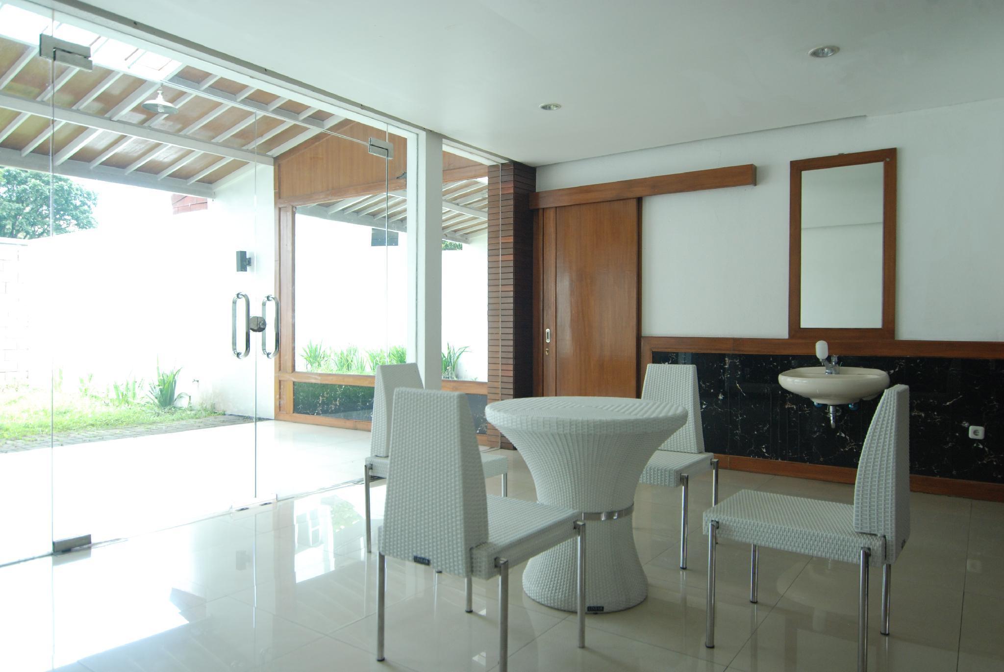 Oyo 229 Hi Quality Hotel Bandung Buitenkant foto